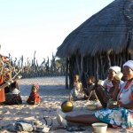 Donne e bambini boscimani - Foto Survival International